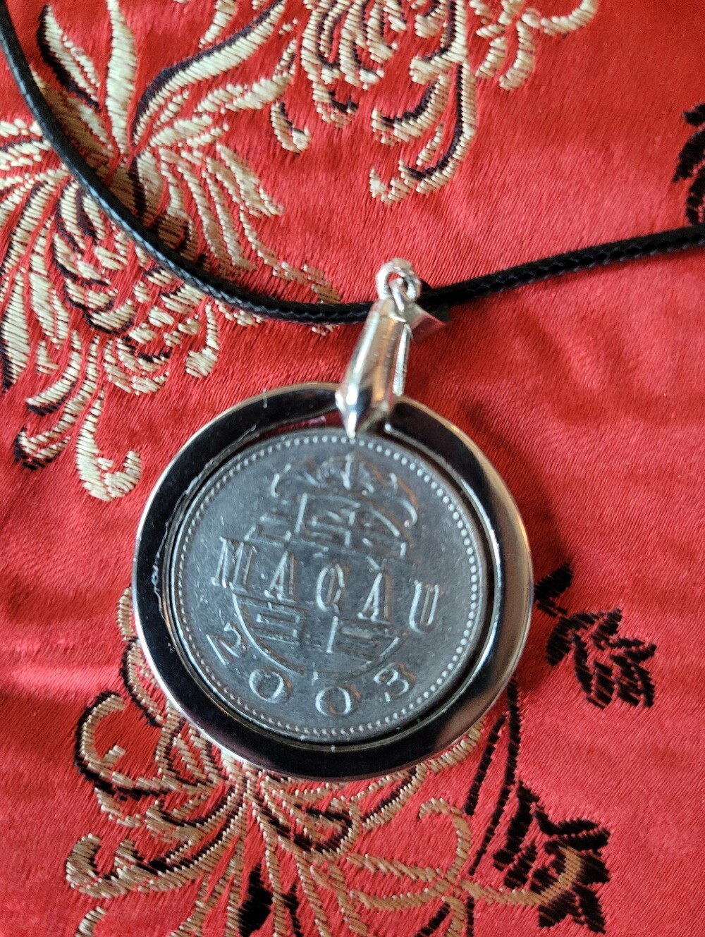 2003 Macau 1 Pataca Coin Pendant, Handcrafted Vintage Coin Resin Necklace - Picture 13 of 13